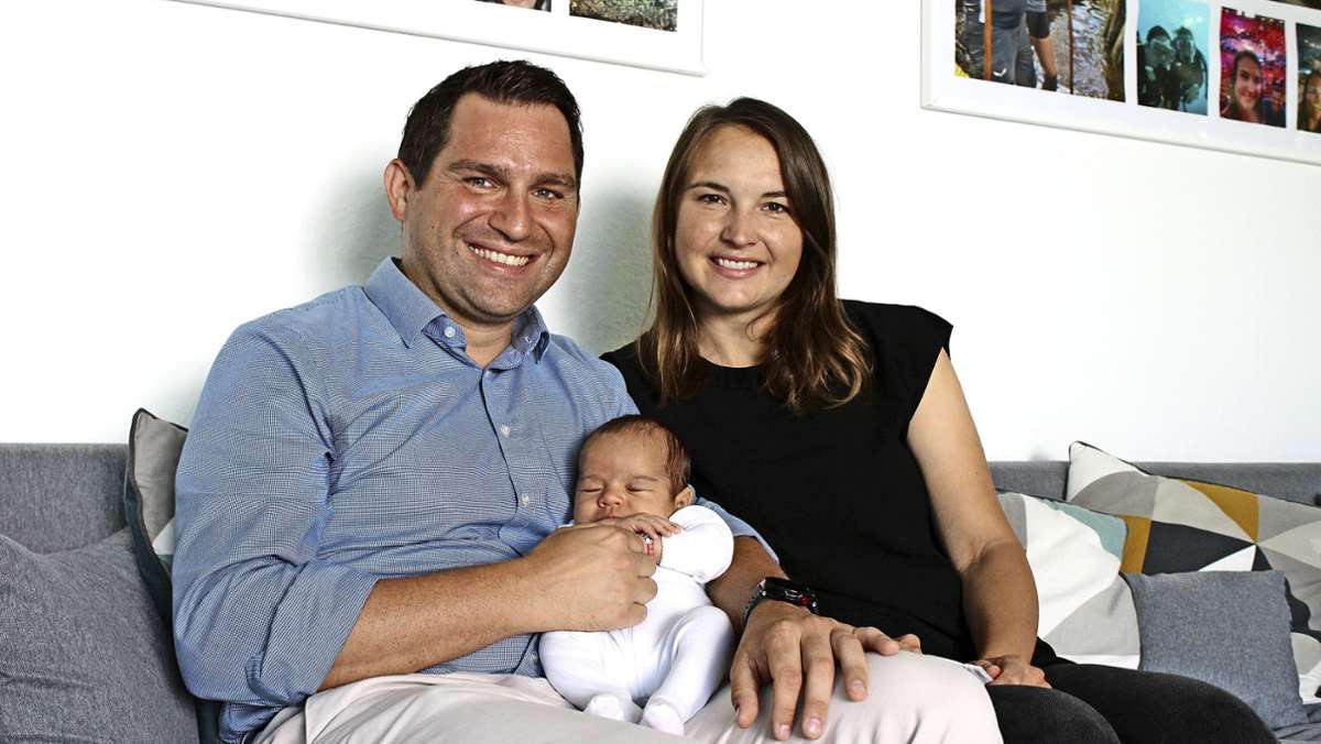  Die „First Family“ von Aichwald hat Nachwuchs: Bürgermeister Andreas Jarolim und seine Partnerin Katharina Türk sind seit Kurzem Eltern. Töchterchen Maila ist im Juni geboren. 