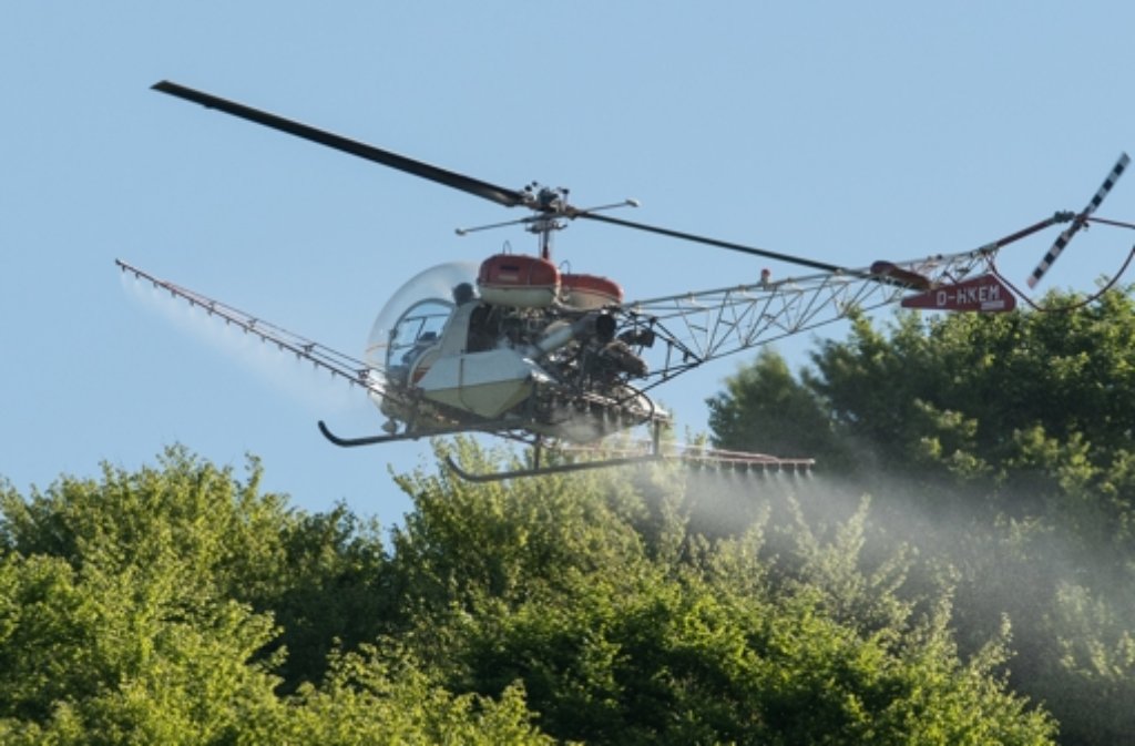 Mit einem Hubschauber wird gegen die Maikäferplage am Kaiserstuhl bei Freiburg vorgegangen.