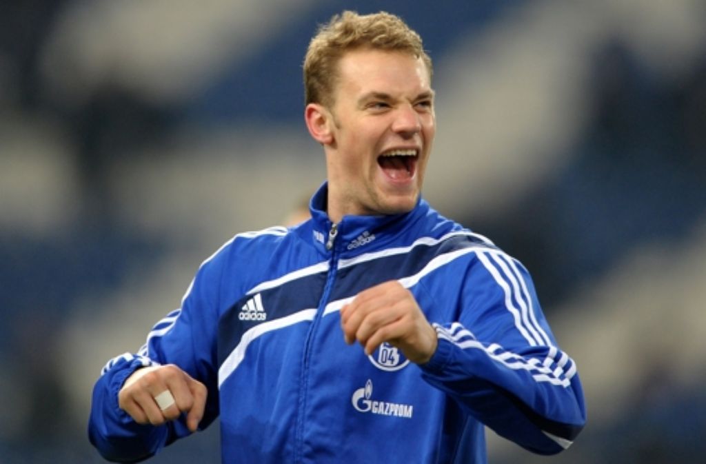 Neuer durchläuft sämtliche Jugend-Mannschaften bei Schalke 04. Am 19. August 2006 bestreitet er sein erstes Spiel in der ersten Bundesliga gegen Alemannia Aachen. Mit Schalke gewinnt er 2011 den DFB-Pokal.