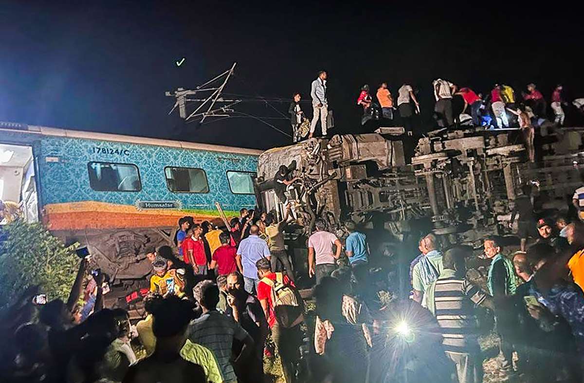 Bei dem Vorfall seien zwei Personenzüge sowie ein Güterzug involviert gewesen, teilte laut lokaln Medien ein hochrangiger Behördenmitarbeiter von Odisha mit.
