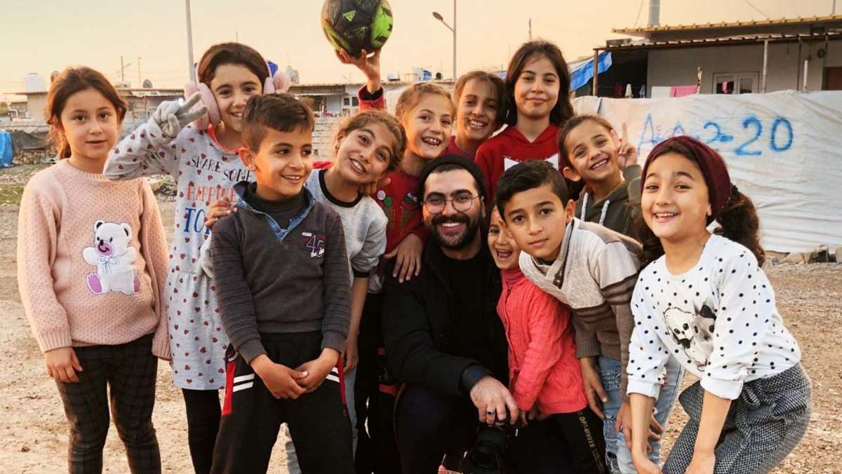  Der Syrer Hasan Malla dokumentiert in einem Bildband Zufallsbegegnungen in einem Flüchtlingscamp im Nordirak. Für den 26-jährigen Designer ist das Buch Vergangenheitsbewältigung und ein Zukunftsprojekt. 