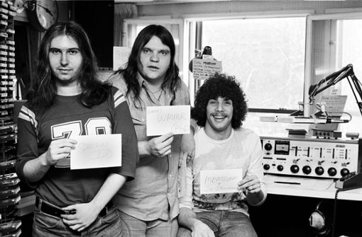 Der Komponist  Jim Steinman (links) und der Sänger Meat Loaf (Mitte) bei einem Radiointerview zum Album „Bat out of Hell“  1977 in Philadelphia. Foto: imago images/MediaPunch