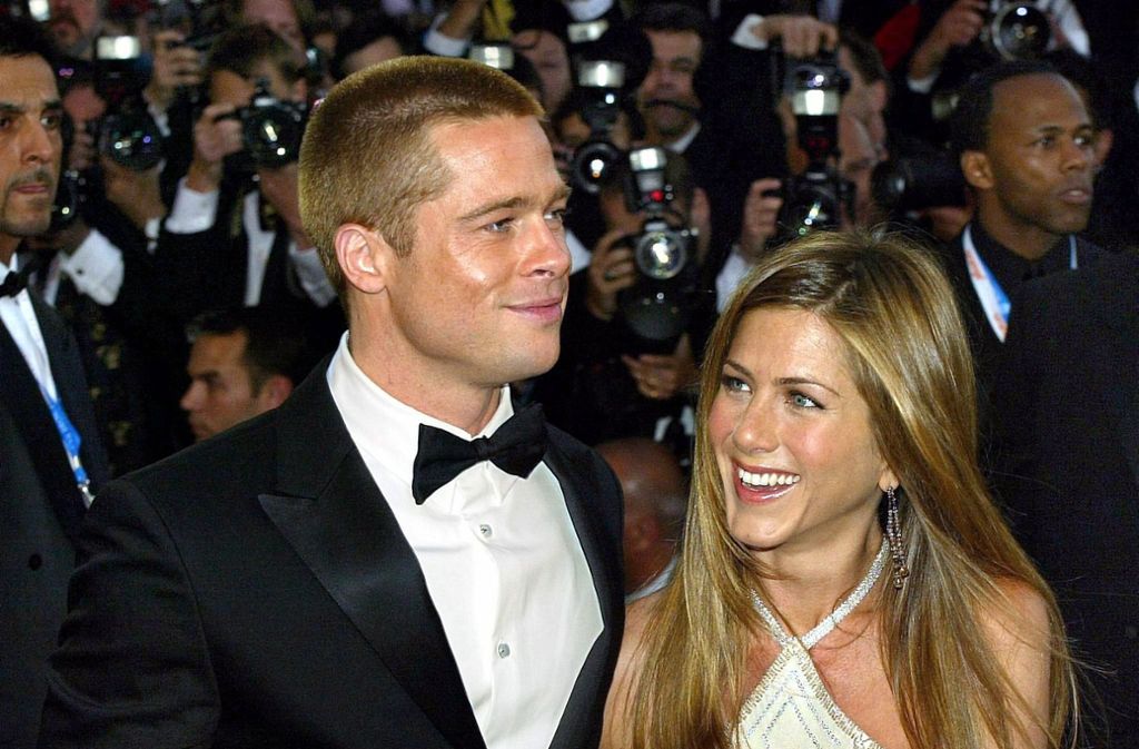Die beiden Schauspieler waren von 2000 bis 2005 verheiratet und galten als das Traumpaar Hollywoods. Anschließend war Brad Pitt mit seiner Kollegin Angelina Jolie liiert und später verheiratet.