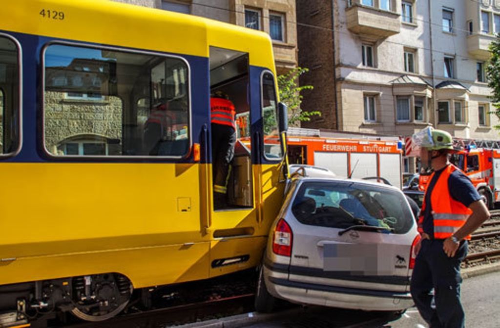 Um 8.52 Uhr stießen ein Auto und eine Stadtbahn der Linie U 2 auf Höhe der Claudiusstraße zusammen.