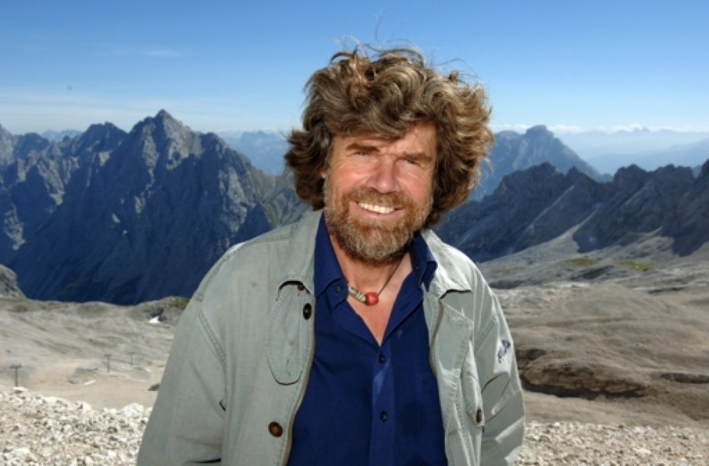 Der Südtiroler ist bekannt für seine waghalsigen Klettertouren. Auf diesem Bild steht Messner 2005 auf dem Zugspitzplatt (Bayern) in 2962 Metern Höhe. Bereits als Fünfjähriger bestieg er seinen ersten Dreitausender. Zwischen 1970 und 1986 stand er als erster Mensch auf allen 14 Achttausendern.