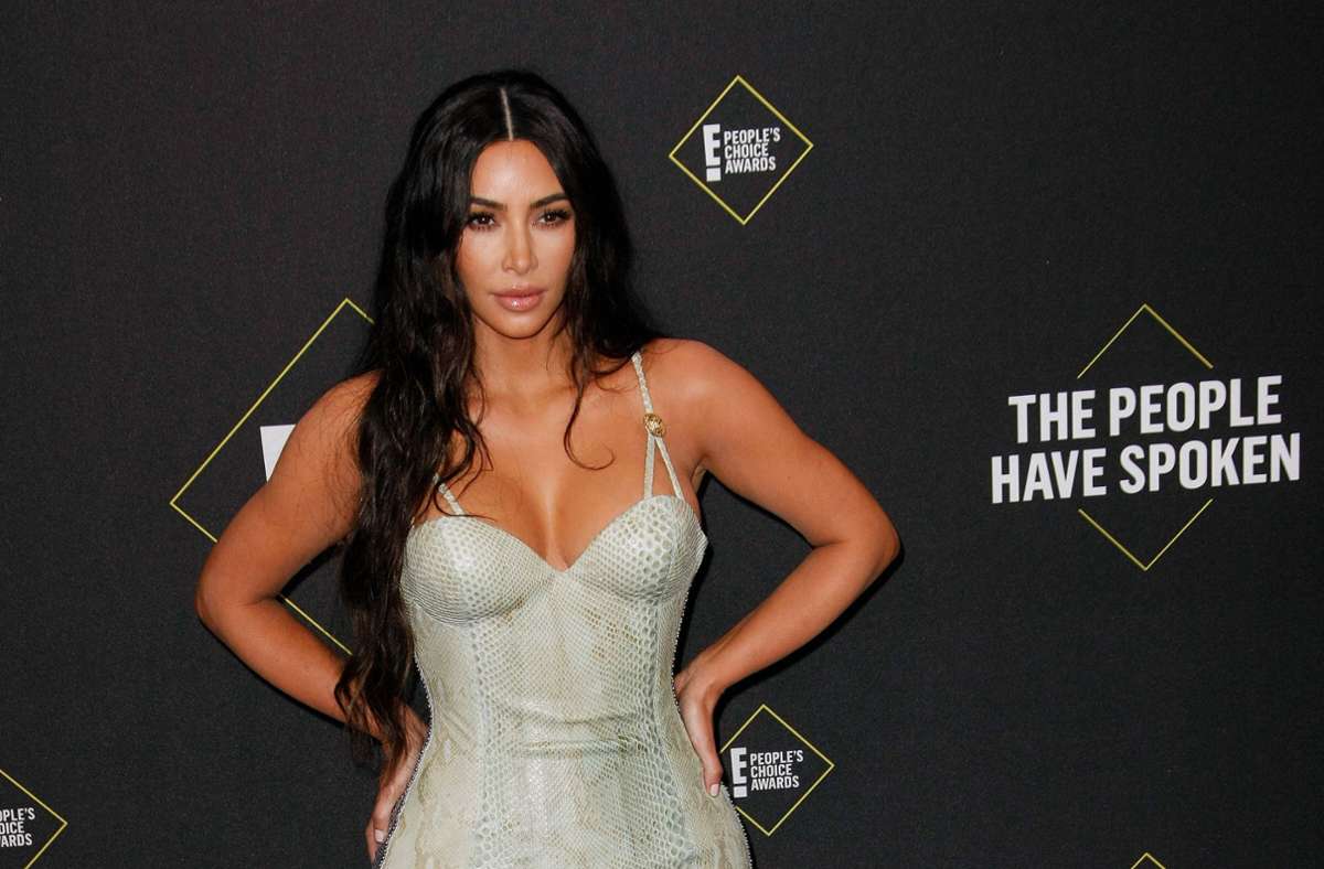 Wie die Mutter: Mit Anzüglichkeiten Aufmerksamkeit kreiren? Kim Kardashian ist dabei – auch im „Mile High Club“.