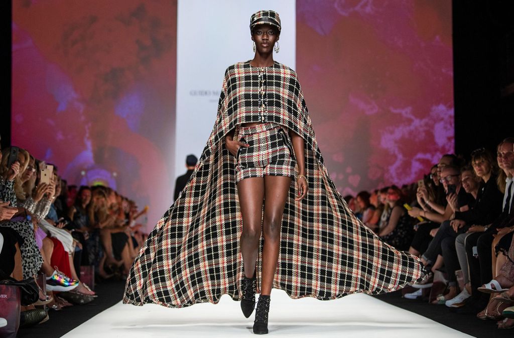 Ein Model präsentiert die Mode des Designers Guido Maria Kretschmer auf der Berliner Modewoche.