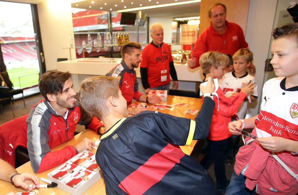 Emiliano Insua umgeben von kleinen VfB-Fans.