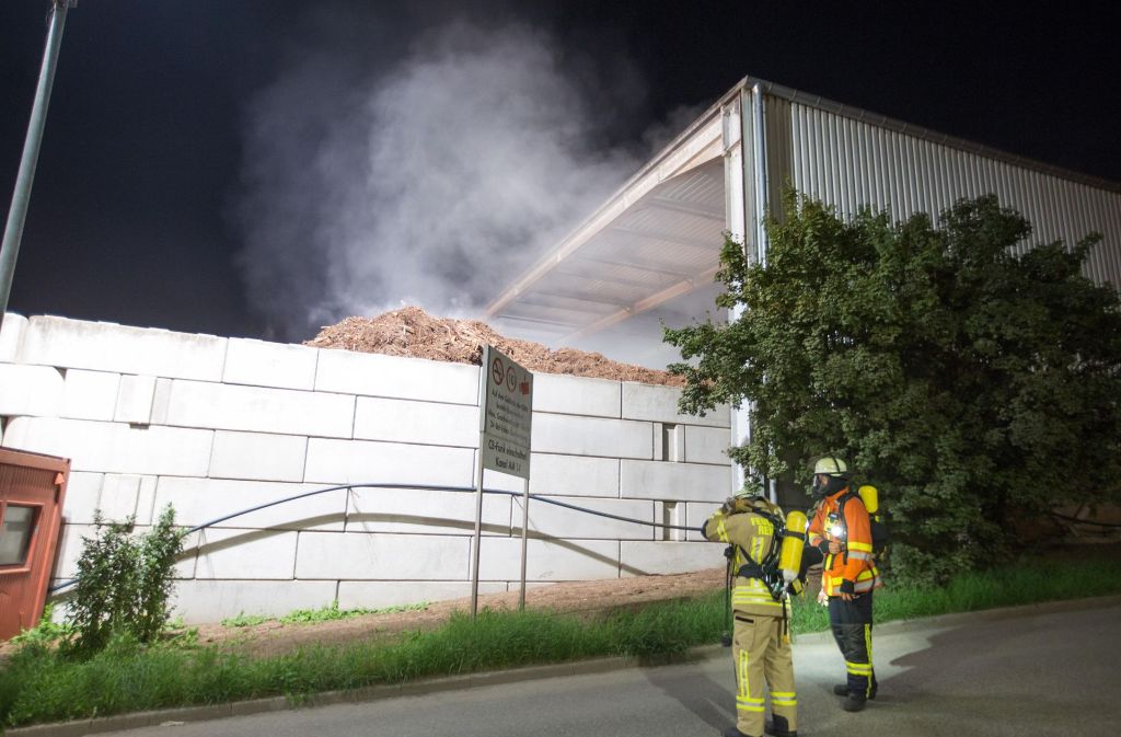 Um das Feuer zu löschen, zogen sie rund 300 Tonnen Hackschnitzel auseinander.
