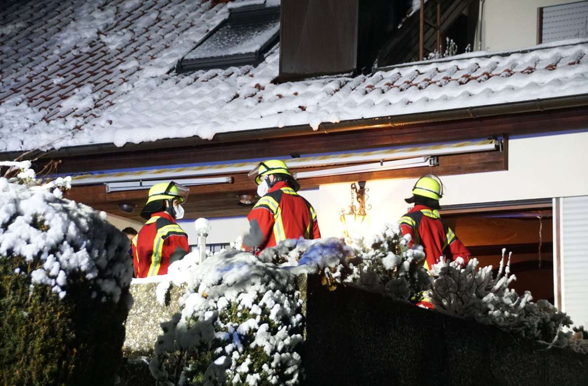 Noch vor Eintreffen der Feuerwehrleute, konnte das Ehepaar den brennenden Weihnachtsbaum mit Decken und Wasser selbst löschen.