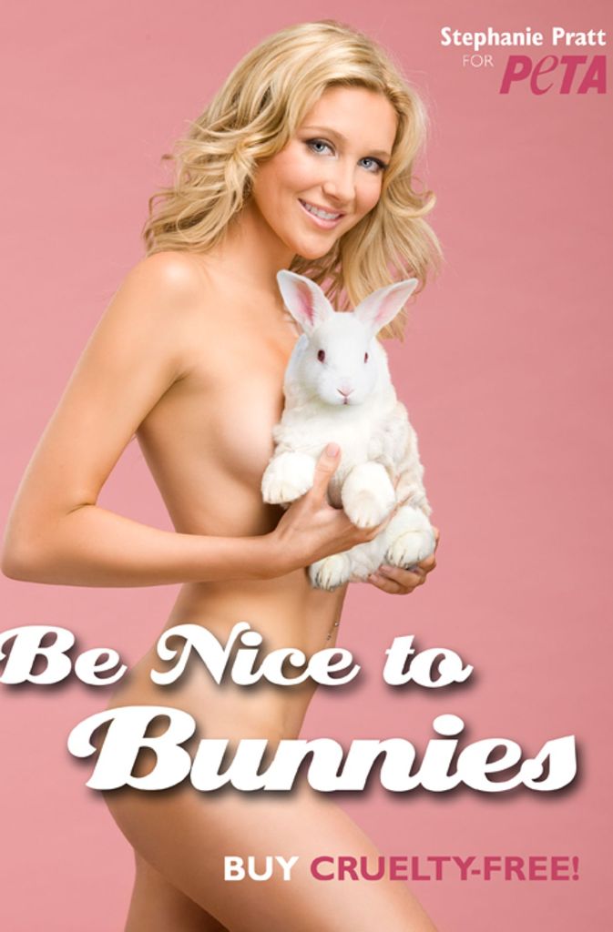 „Seid nett zu Häschen“, teilt die Schauspielerin Stephanie Pratt auf diesem Plakat mit.