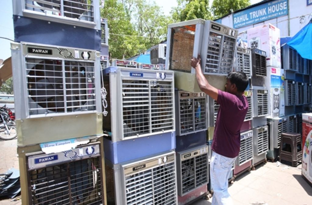 Ein Verkäufer von Klimaanlagen präsentiert in Neu Delhi seine Ware.
