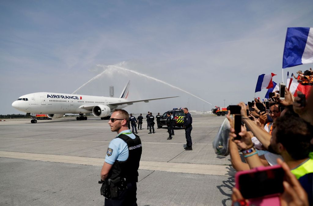 Das Flugzeug mit Trainer Didier Deschamps und den Spielern landete am Montagnachmittag mit Verspätung auf dem Pariser Flughafen Charles de Gaulle.