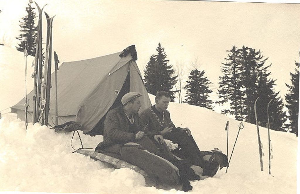Skifahren anno 1964: Die Bewegung im Schnee macht die beiden Herren hungrig.