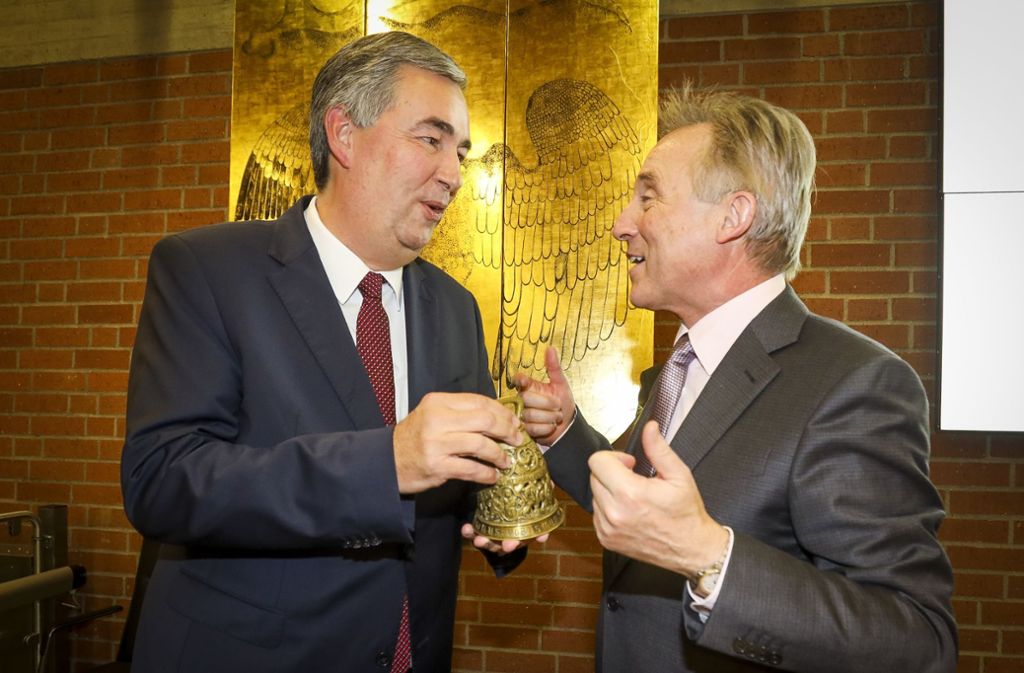 Landrat Rainer Haas überreicht Allgaier die Glocke, die er vor 24 Jahren von seinem Vorgänger Ulrich Hartmann bekommen hat.