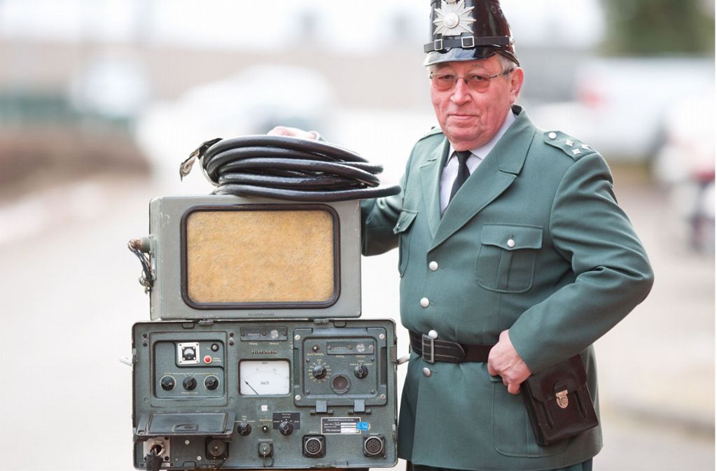 Der Leiter des deutschen Polizeimuseums in Salzkotten (Nordrhein-Westfalen), Felix Hoffmann, demonstriert in Original Uniform den Umgang mit dem Radargerät VRG2 von Telefunken von 1959. Parallel mit anderen Geräten wurde diese Ur-Radarfalle bis in die 1980er Jahre genutzt.