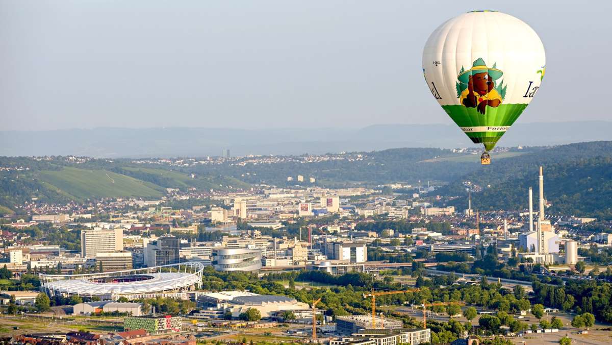  Die Jungfernfahrt des größten jemals in Deutschland gefertigten Heißluftballons führt bei traumhaften Bedingungen von Pattonville im Kreis Ludwigsburg über den Stuttgarter Kessel. Nur gegen Ende müssen Pilot und Passagiere kurz die Luft anhalten. 