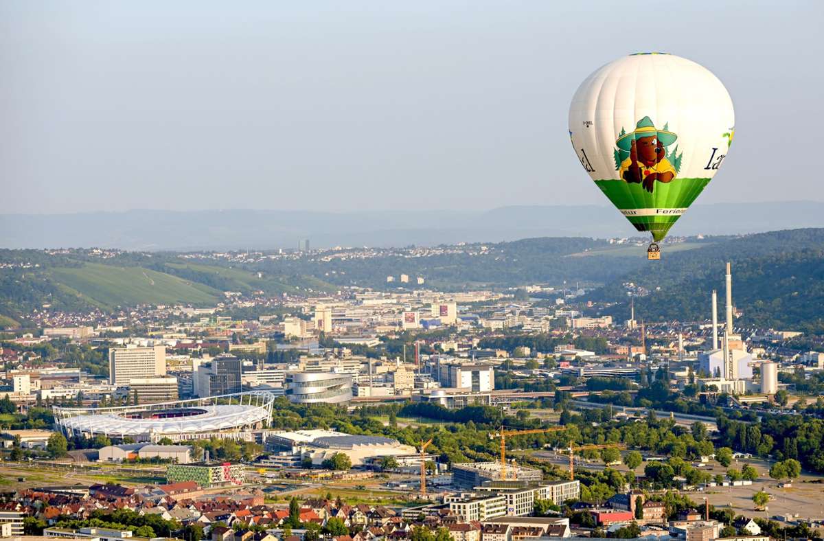 Blick aus dem Giganten – ins Neckartal, das Stadion und den Schwesterballon, der zeitgleich in Pattonville aufgestiegen war.
