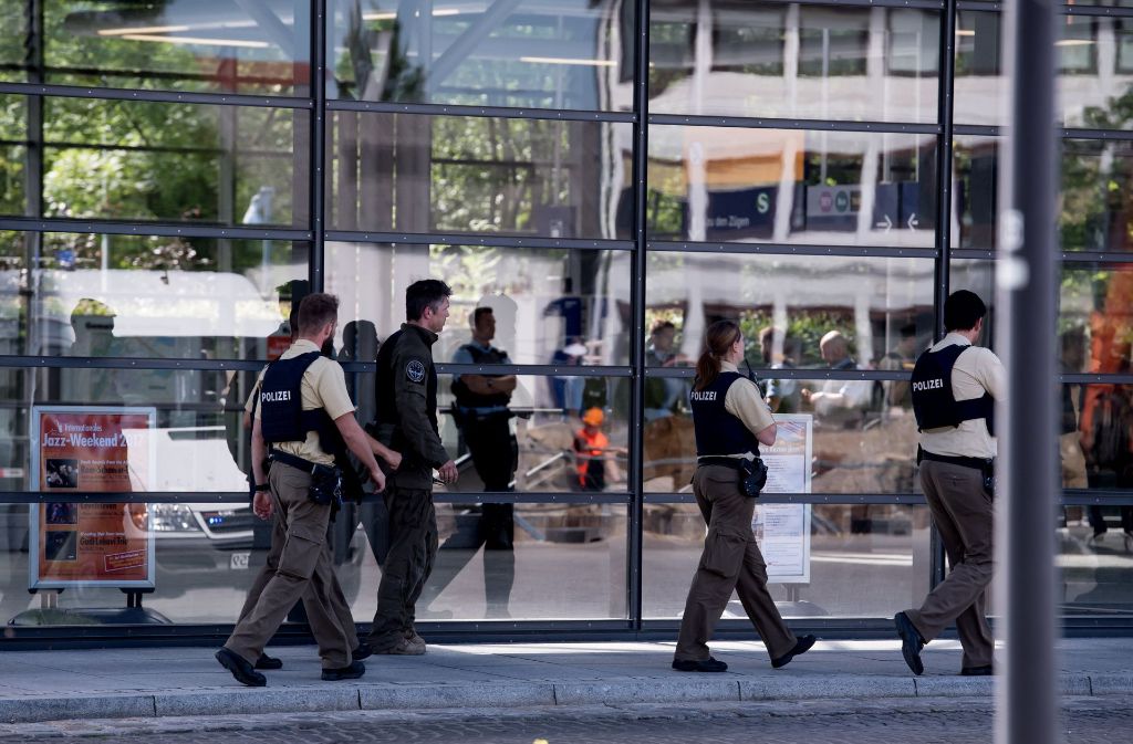 Die Polizei München und die Bundespolizei Bayern informierten die Bevölkerung via Twitter über den Einsatz.