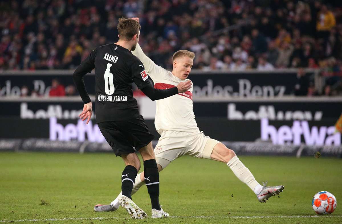 Gladbachs Christoph Kramer im Duell mit VfB-Spieler Chris Führich