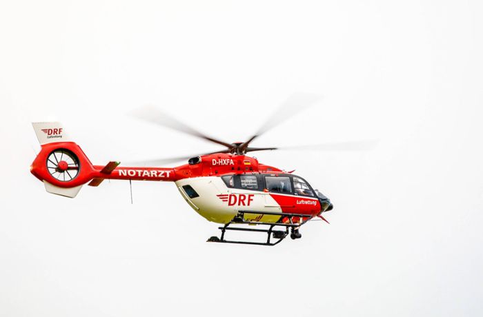 Zebrastreifen in  Sachsenheim: Motorradfahrer bricht sich Bein – Helikopter kommt