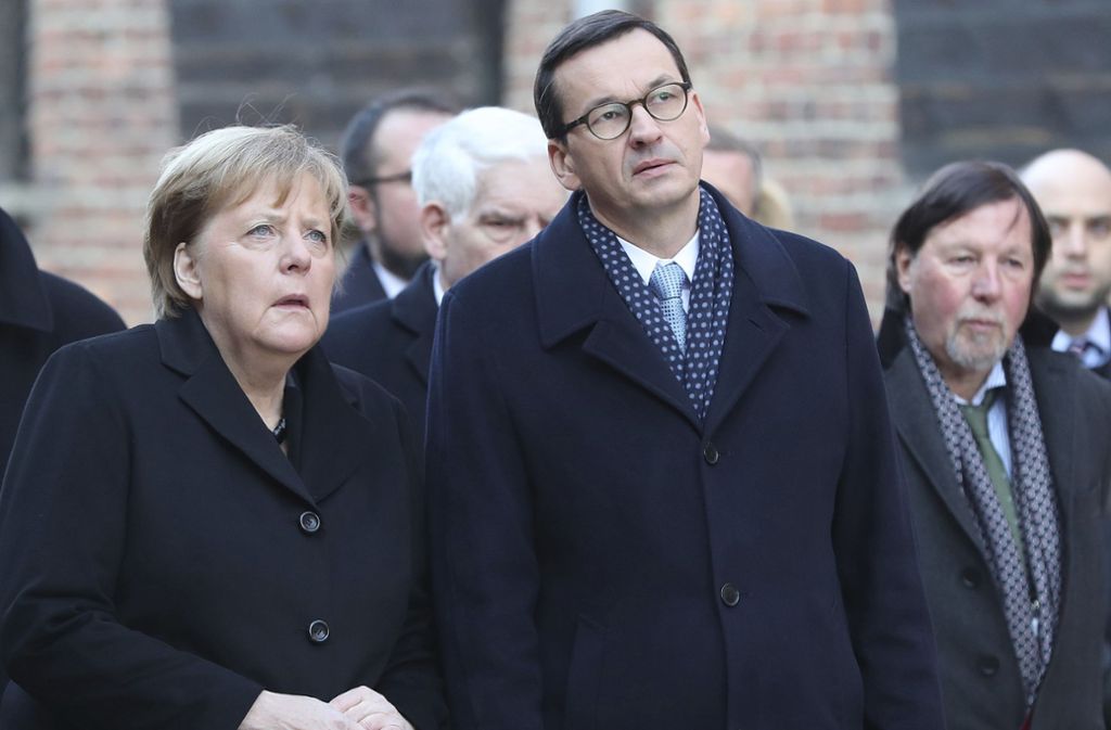Merkel neben dem polnischen Ministerpräsidenten Mateusz Morawiecki. Vor ihr hatten schon die Kanzler Helmut Schmidt (SPD) und Helmut Kohl (CDU) die Gedenkstätte besucht.