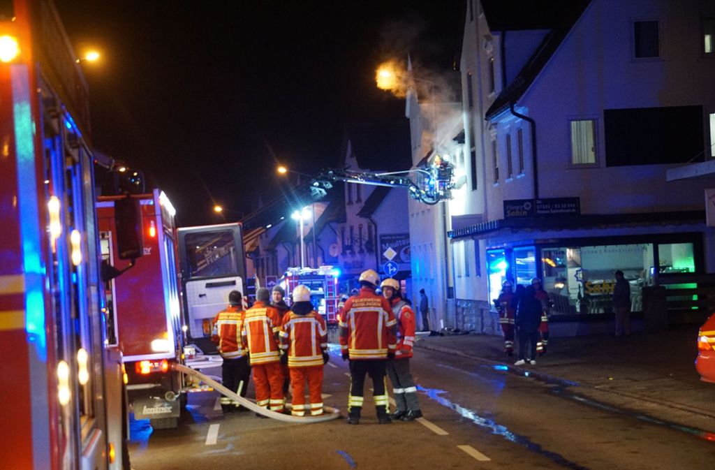 In einem Mehrfamilienhaus in Geislingen (Landkreis Göppingen) ist am Dienstagvormittag ein Feuer ausgebrochen.