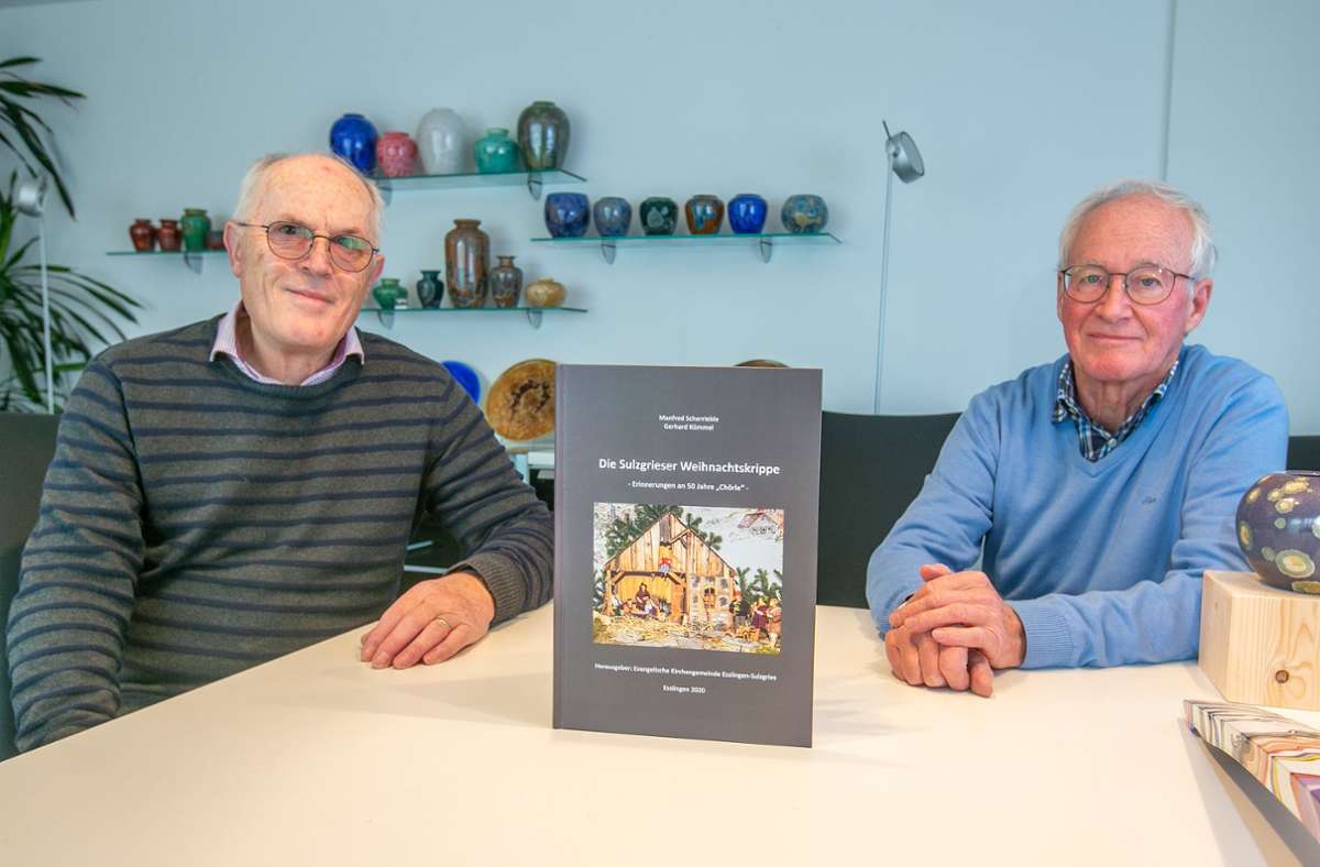 Sie haben die Hintergründe der Entstehung der Weihnachtskrippe von Sulzgries und das 50-jährige Bestehen des „Chörles“ in dem Esslinger Stadtteil in einem Buch aufgearbeitet: Manfred Scherrieble (links) und Gerhad Kümmel (rechts).