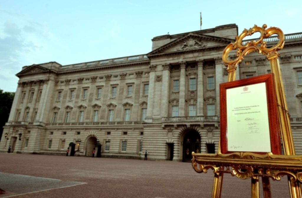 Ein Dokument vor dem Buckingham Palace kündet von der Geburt des Thronfolgers.