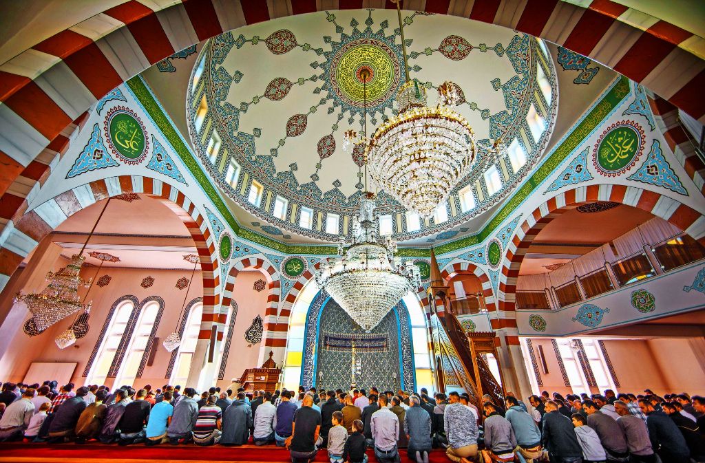 1,6 Tonnen wiegt der riesige Kronleuchter unter der Kuppel der Fatih-Moschee. Zwei der Leuchter an der Seite sind Geschenke der katholischen und evangelischen Gemeinde, als Zeichen der Freundschaft. Foto: Gottfried Stoppel