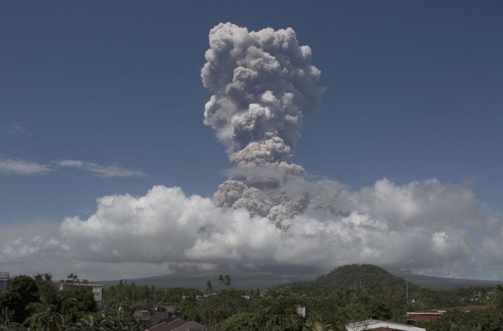 Der explosionsartige Ausstoß hüllte nahegelegene Ortschaften in Dunkelheit, wie ein Sprecher des Philippinischen Instituts für Seismologie und Vulkanologie sagte.