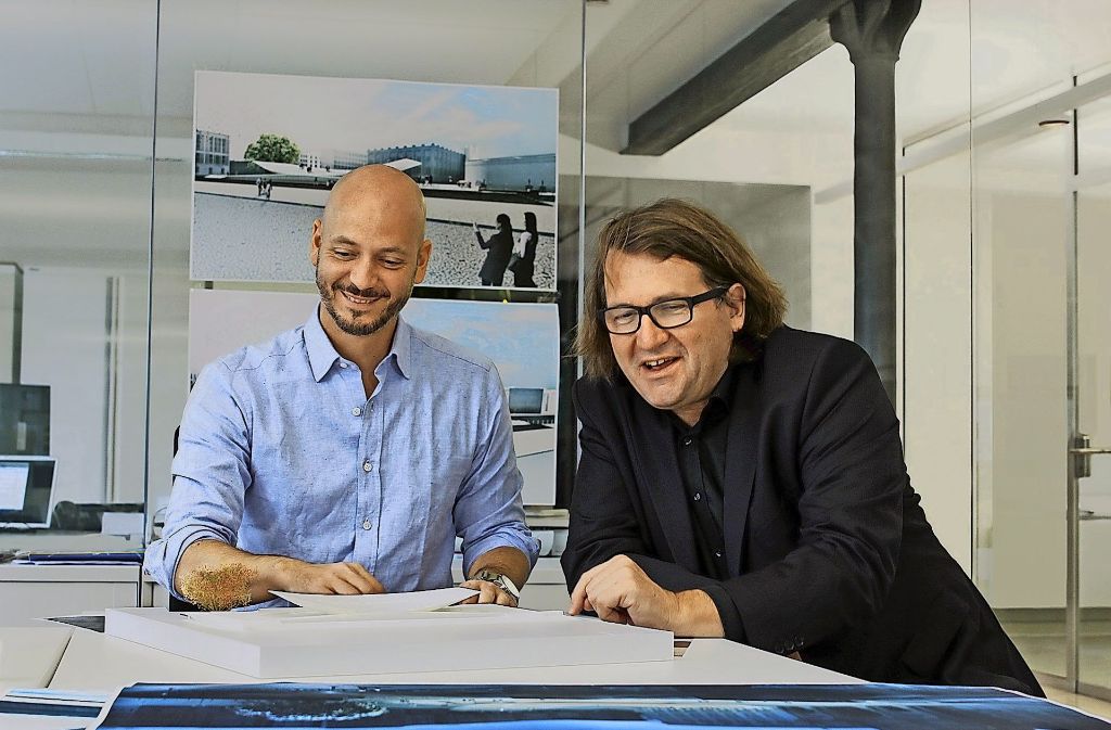 Erstaunlich robuste Naturen: Architekt Sebastian Letz (links) und Johannes Milla vor dem Denkmalsentwurf. Foto: Milla & Partner