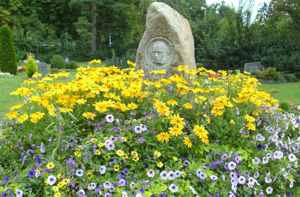 Dort, wo er sein ganzes Leben verbracht hat, hat der Dichter auch seine letzte Ruhestätte gefunden – auf dem Friedhof in Warmbronn.