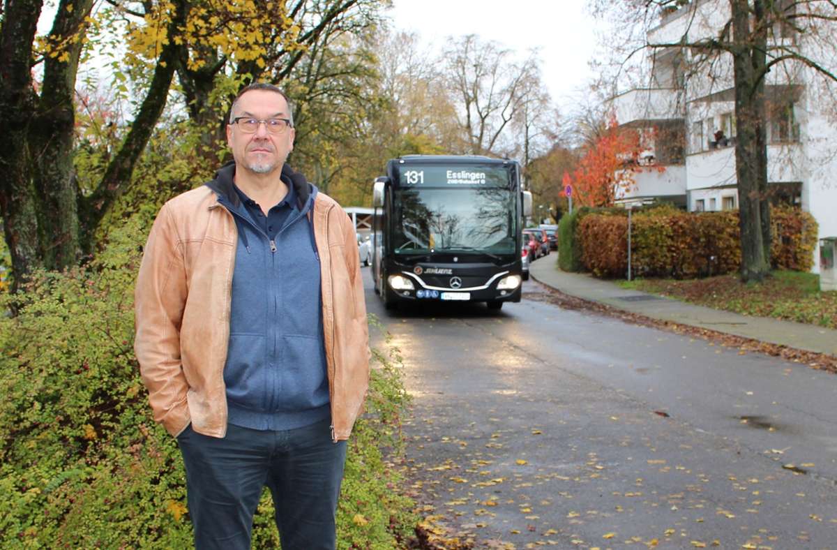 Seit dem 1. August 2022 fährt der Bus 131 durch die Wohnstraße Pfennigäcker in Heumaden. Nach mehr als drei Monaten sagt  Anwohner Marcus Fach: Vieles hat sich für die Anwohner verschlechtert. Foto: Caroline Holowiecki