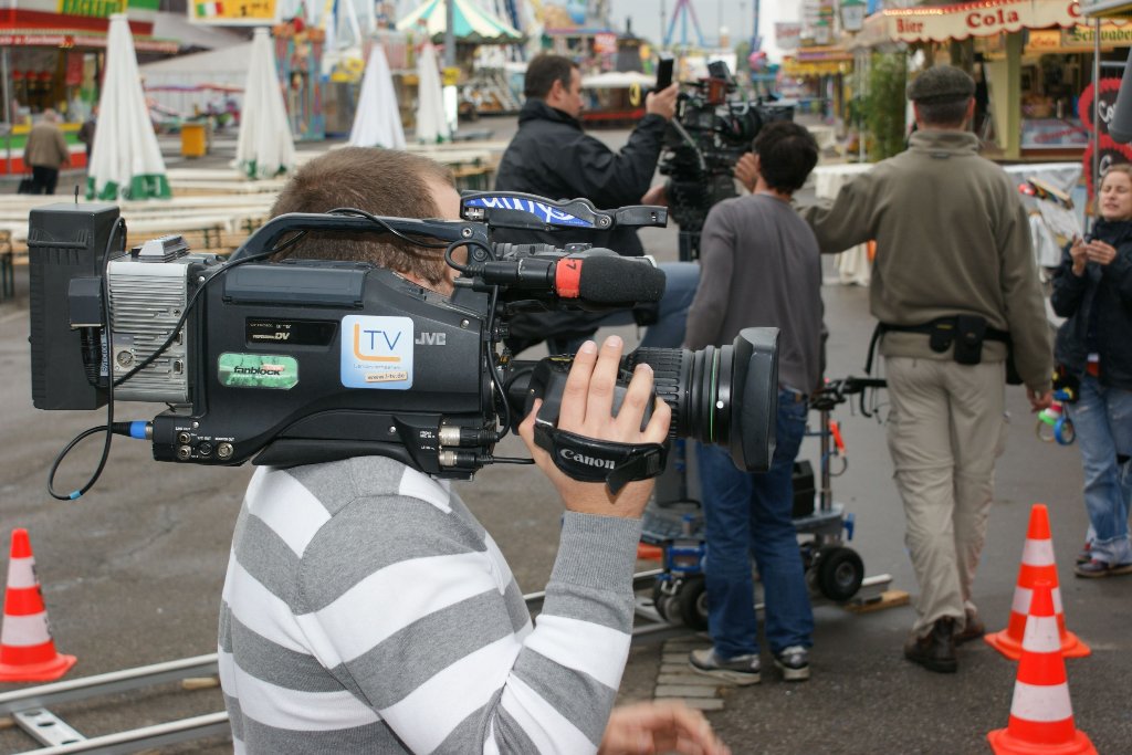 Ein Kameramann hält mit einem mobilen Gerät drauf,...