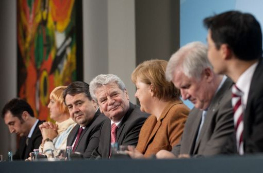 Gut anderthalb Jahre später ist Gauck erneut Präsidentschaftskandidat. Zähneknirschend beugt sich die Union ihrem Juniorpartner FDP und einigt sich mit SPD und Grünen auf Gauck als gemeinsamen Kandidaten.