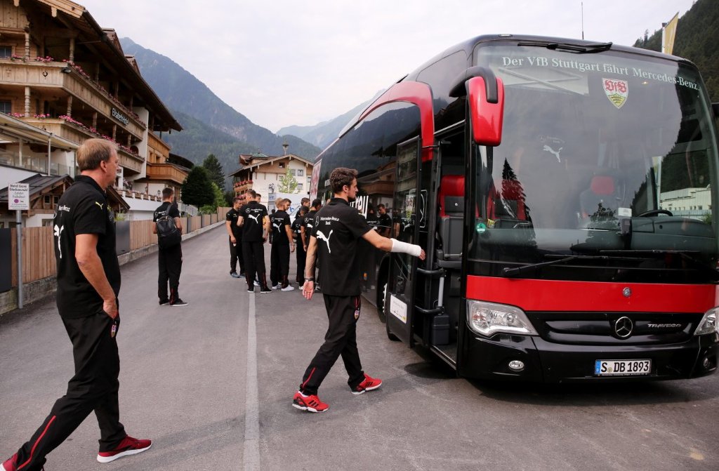 Hier besteigt VfB-Kapitän Christian Gentner den Bus. Für die Stuttgarter geht es zurück in die Heimat.