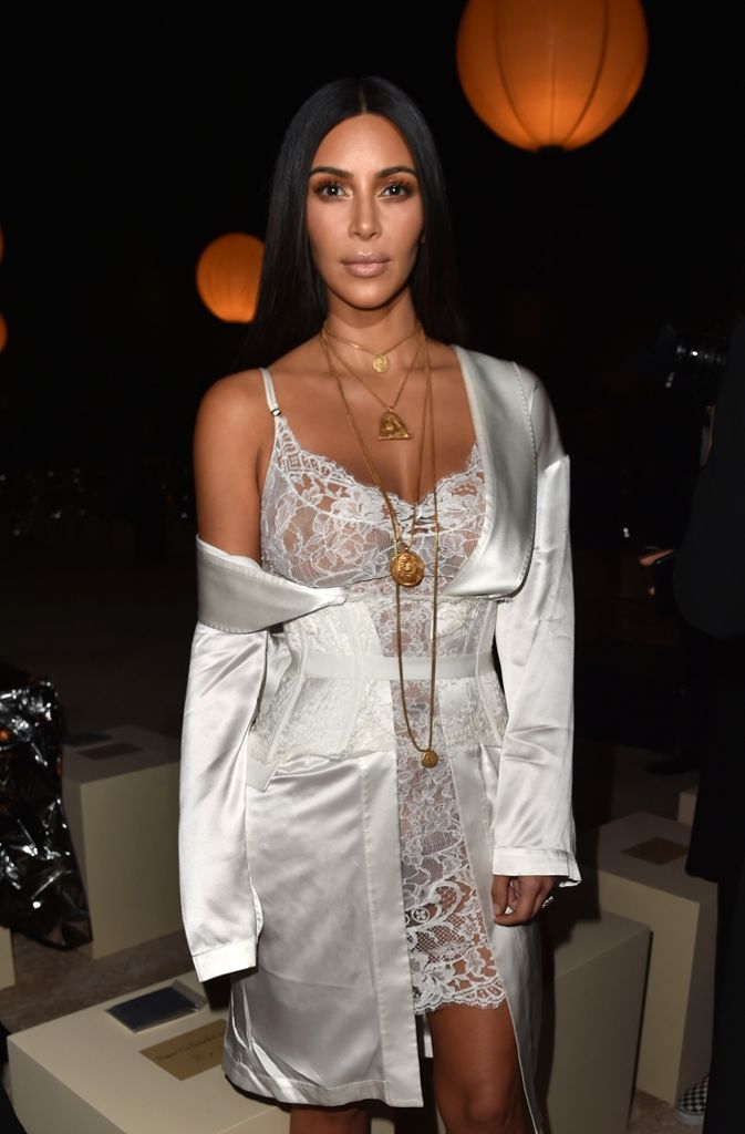Reality-TV-Star Kim Kardashian zeigte sich in diesem freizügigen Look bei Givenchy.