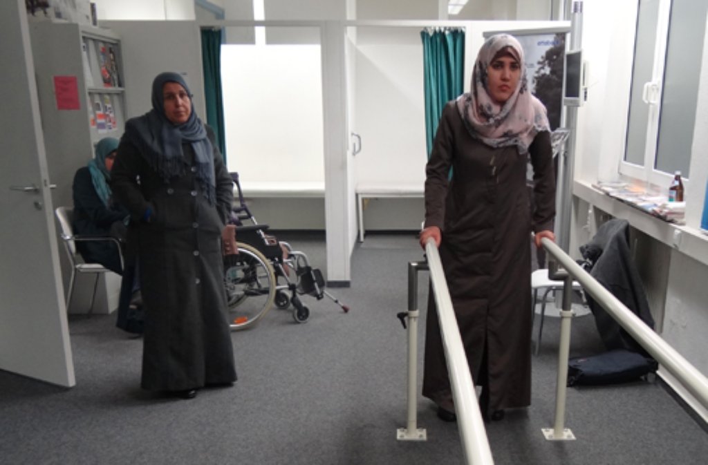 Eman Hamad musste wochenlang warten, bis sie gemeinsam mit ihrer Mutter (links) aus Gaza ausreisen konnte. Bis zu diesem Zeitpunkt hatte sie eine Odyssee von einem Krankenhaus in das nächste hinter sich. Dabei waren die Kliniken meist heillos überfüllt und Schmerzmittel waren Mangelware.