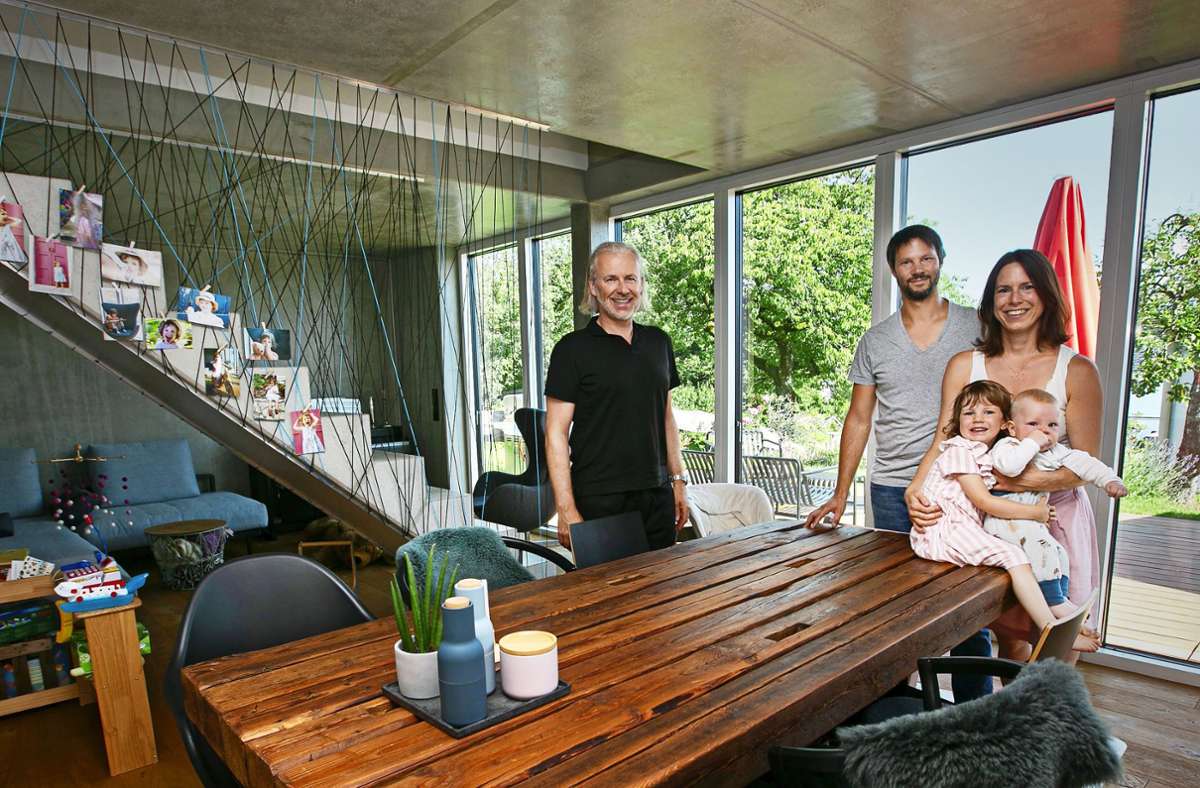 Der Architekt Thomas Sixt Finckh (links) mit Jan, Franziska, Emma und Mats Wächter in ihrem preisgekrönten Haus Foto: Ines Rudel