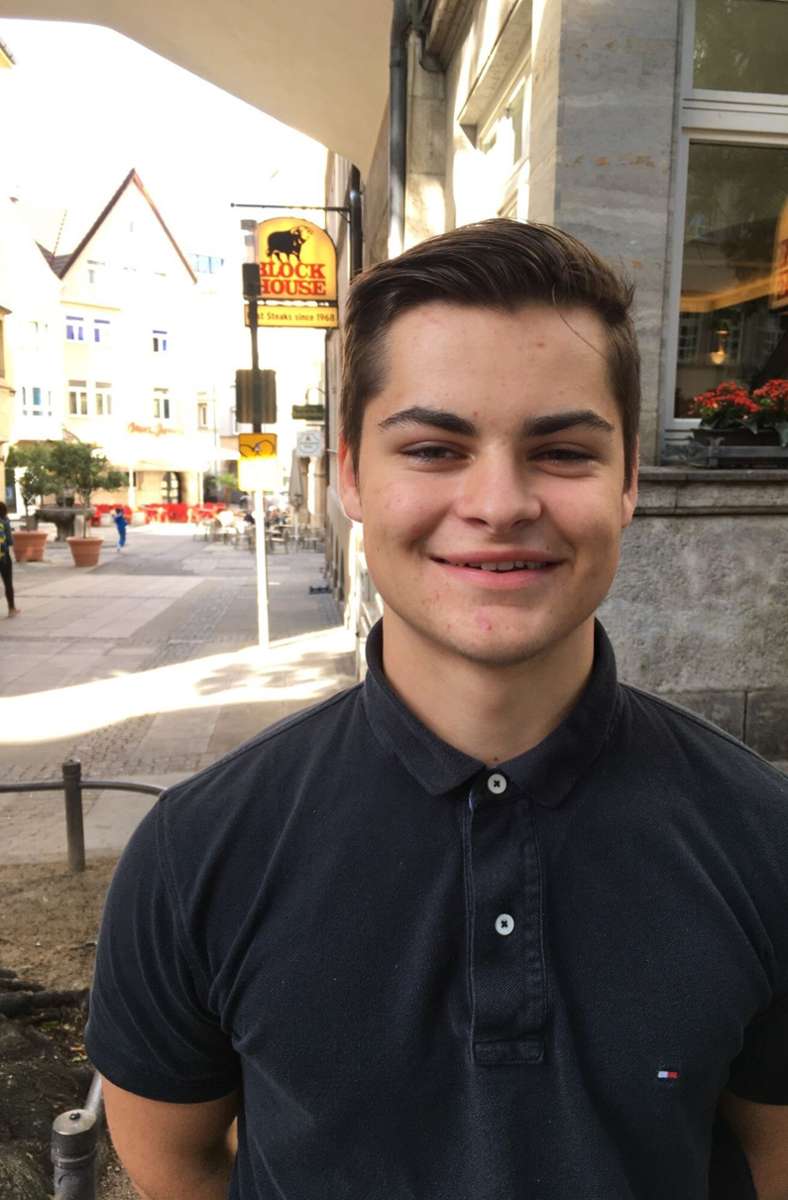 Lucas Häberle (18) besucht ein Wirtschaftsgymnasium. Sowohl FDP- als auch JuLi-Mitglied. Legt großen Wert darauf, dass seine Arbeit einmal Wertschätzung erfährt und kann auch Witze über Liberale ab.