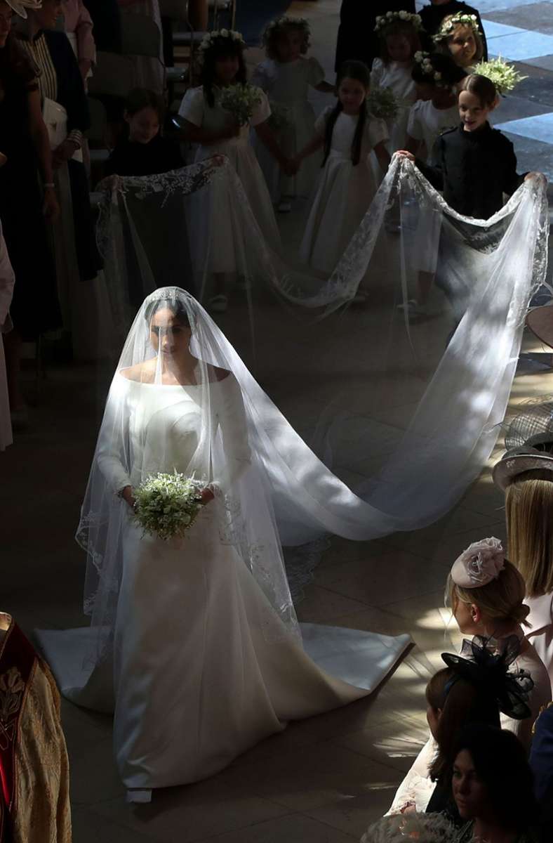 Meghan Markle – in einem Brautkleid von Givenchy – schritt allein in die Kirche . . .