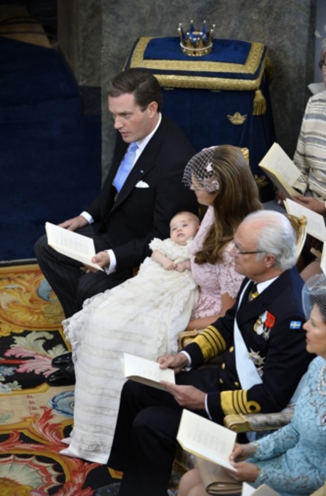 Christopher ONeill, Leonore auf dem Arm ihrer Mutter, Prinzessin Madeleine, König Carl XVI Gustaf von Schweden und Königin Silvia beim Taufgottesdienst.
