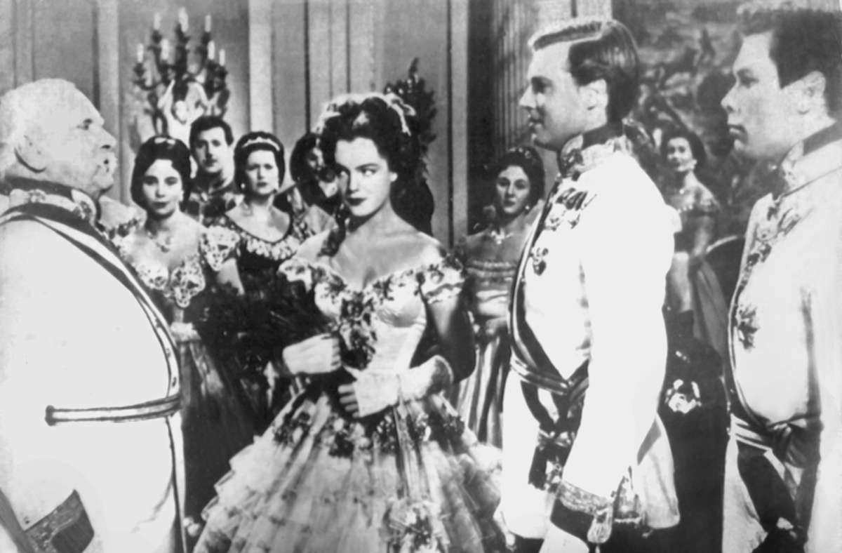 Im August 1955 dann der Paukenschlag für die junge Aktrice: die Dreharbeiten zu „Sissi“ beginnen. Regisseur Ernst Marischka hatte die damals 16-jährige Schneider für die Hauptrolle in dem Historienfilm um die junge Kaiserin Elisabeth verpflichtet.