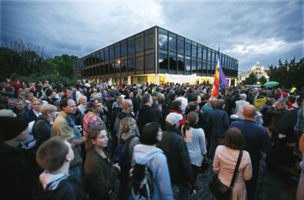 Im September 2010 beteiligen sich Zehntausende an einer Menschenkette um den Landtag in Stuttgart.