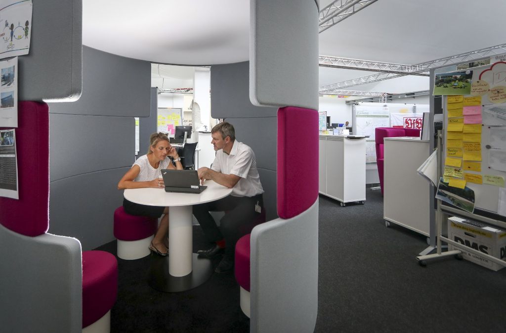 Den Rückzugsraum im Großraumbüro nutzen die Mitarbeiter für kleine Besprechungen.