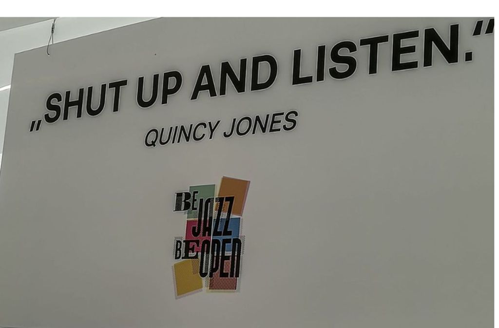 Schild auf der VIP-Empore der Jazz Open: „Shut up and listen“