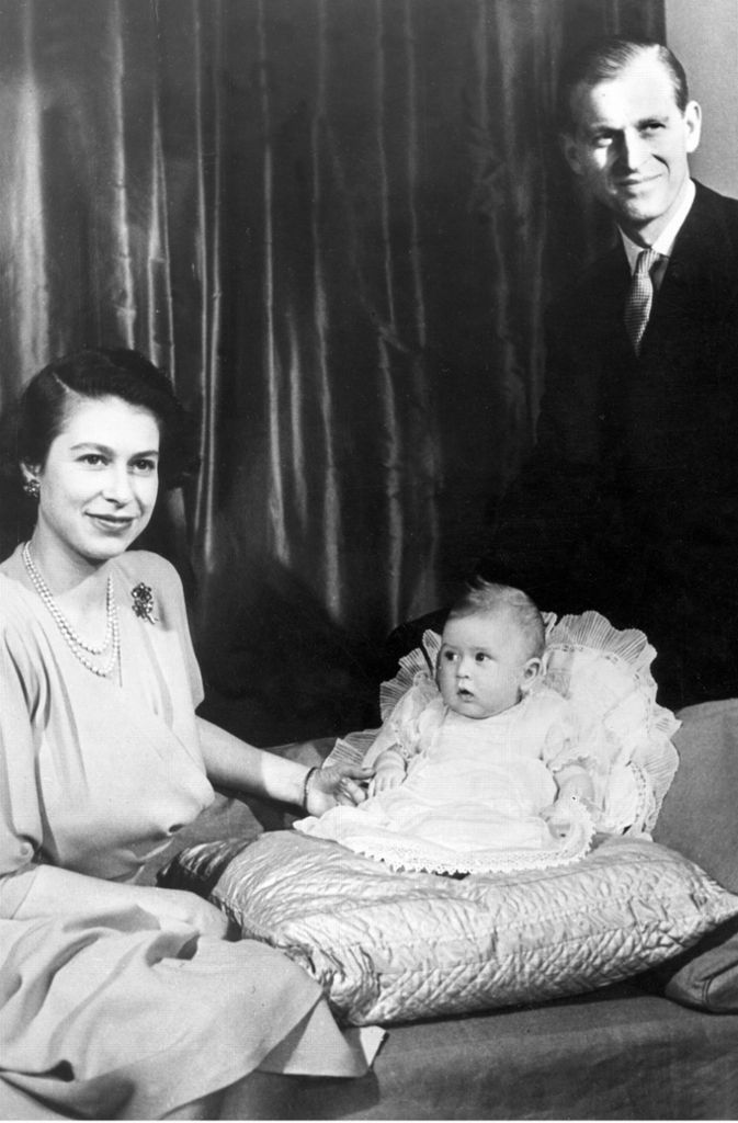 Nach der Hochzeit leben Elizabeth und Philip auf Malta, wo der Marineoffizier stationiert ist - es sollen die unbeschwertesten Jahre ihres Lebens gewesen sein. 1948 kommt Thronfolger Charles zur Welt.