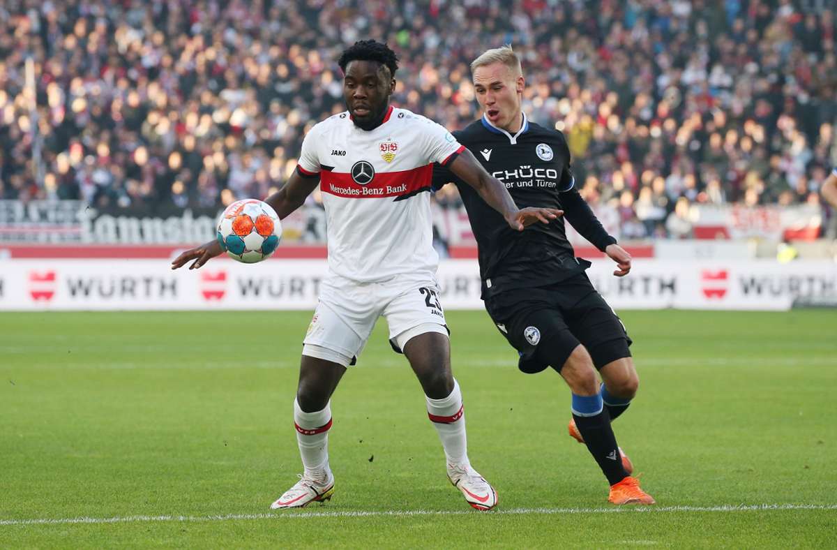 Orel Mangala vom VfB Stuttgart dann im Spiel gegen Florian Krüger von Arminia Bielefeld.