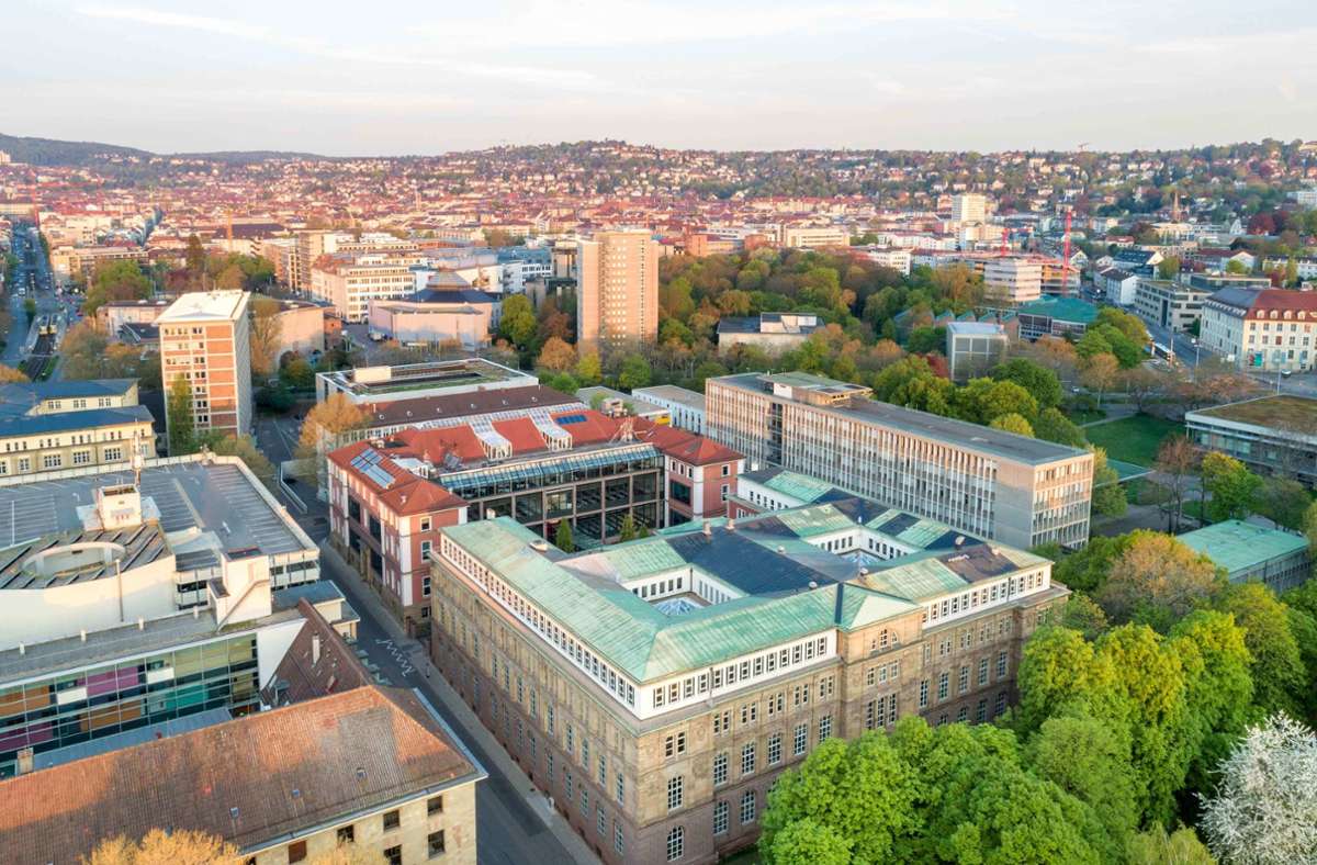 Die Hochschule für Technik am Stadtgarten, im Hintergrund die Liederhalle und das Max-Kade-Hochhaus